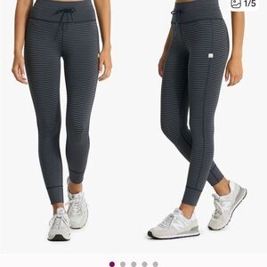 Vuori Stripe Daily Leggings in black